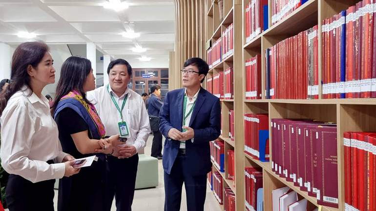 Tiến sĩ Lê Minh Chiến, Hiệu trưởng Trường đại học Đà Lạt (bên phải), giới thiệu “Không gian tư liệu Tây Nguyên” tại nhà trường.