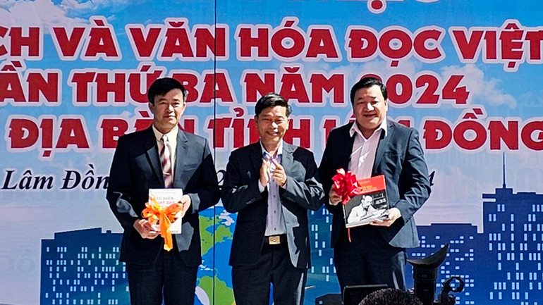 Sở Thông tin và Truyền thông Lâm Đồng trao sách, báo, tạp chí tặng thư viện tỉnh và thư viện Trường Đại học Đà Lạt.