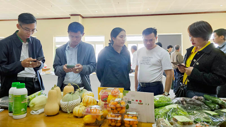 Không gian trưng bày các sản phẩm sản xuất hữu cơ tại diễn đàn.