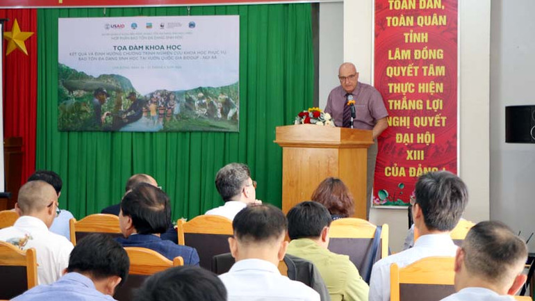Chuyên gia nước ngoài trình bày tham luận tại tọa đàm.