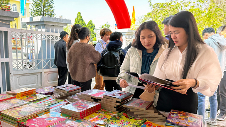 Không gian trưng bày sách, báo và tạp chí.