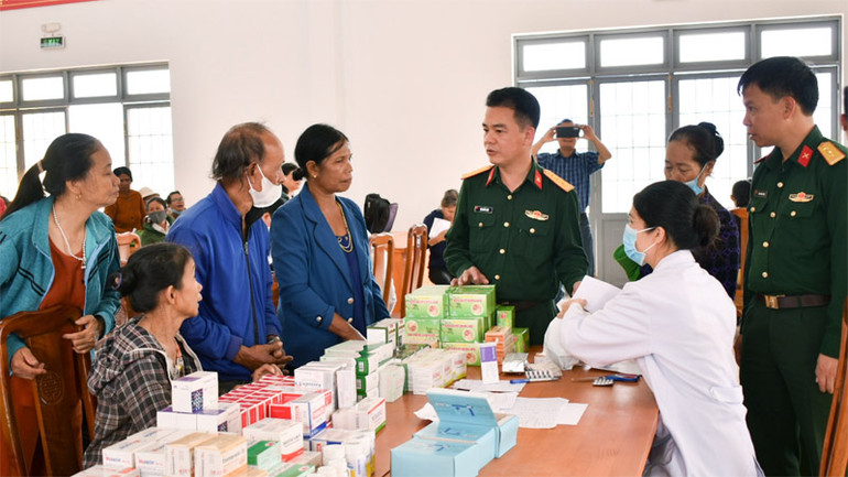 Đoàn công tác Học viện Lục quân cấp thuốc miễn phí cho người dân.