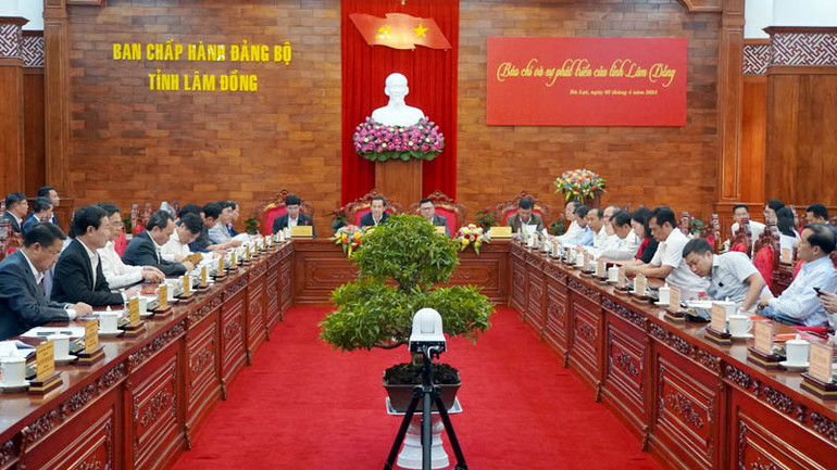 Quang cảnh buổi làm việc.