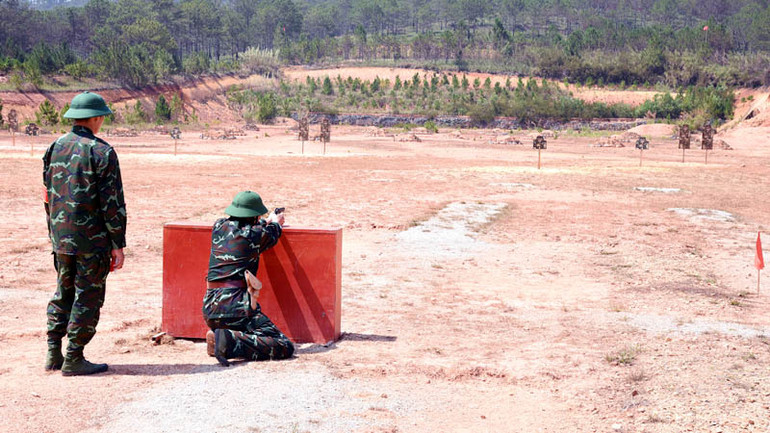 Các giảng viên tham gia nội dung thi bắn súng.