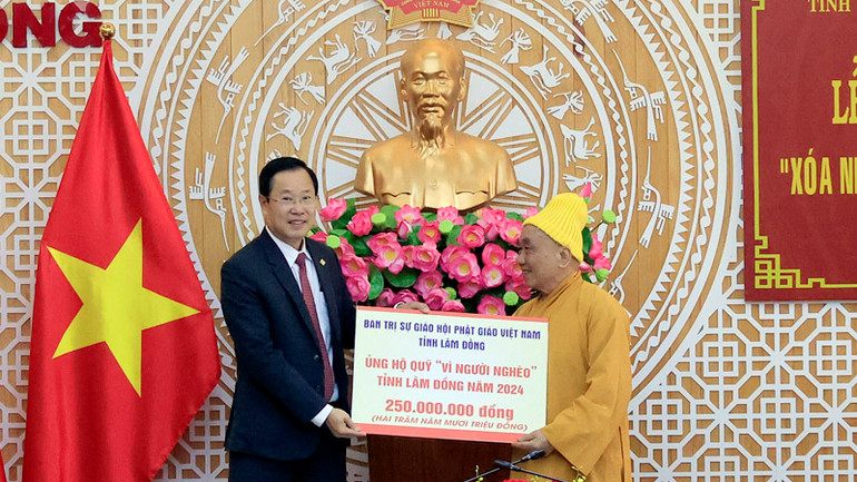 Ban Trị sự Giáo hội Phật giáo Việt Nam tỉnh Lâm Đồng ủng hộ phong trào thi đua “xóa nhà tạm, nhà dột nát” cho hộ nghèo trên địa bàn tỉnh.