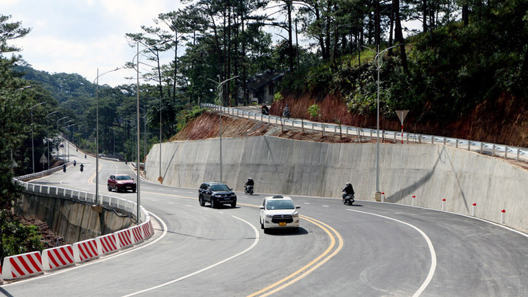 Dự án nâng cấp, mở rộng đèo Prenn chính thức hoàn thành và đưa vào sử dụng ngày 31/1, sau hơn 11 tháng thi công.