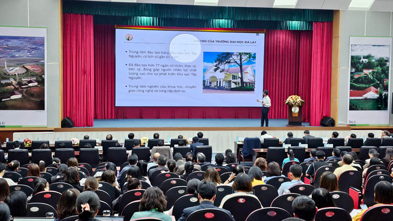 Nguyên Phó Chánh Văn phòng Trung ương Đảng, thành viên Hội đồng Trường đại học Đà Lạt Trần Việt Hùng trình bày tham luận tại hội thảo.