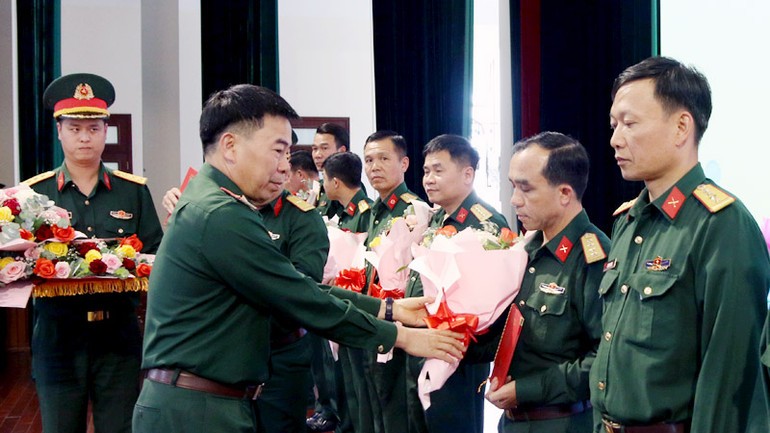 Lãnh đạo Học viện Lục quân trao chứng nhận Danh hiệu Giảng viên dạy giỏi cấp học viện, năm học 2023-2024 cho các giảng viên.