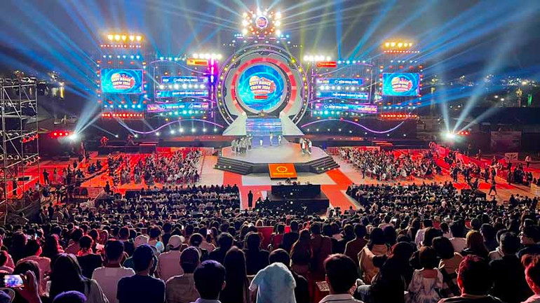 Đông đảo người dân thành phố Đà Lạt và du khách dự đêm chung kết bảng quốc tế của Dalat Best Dance Crew 2024 - Hoa Sen Home International Cup tối 30/4.