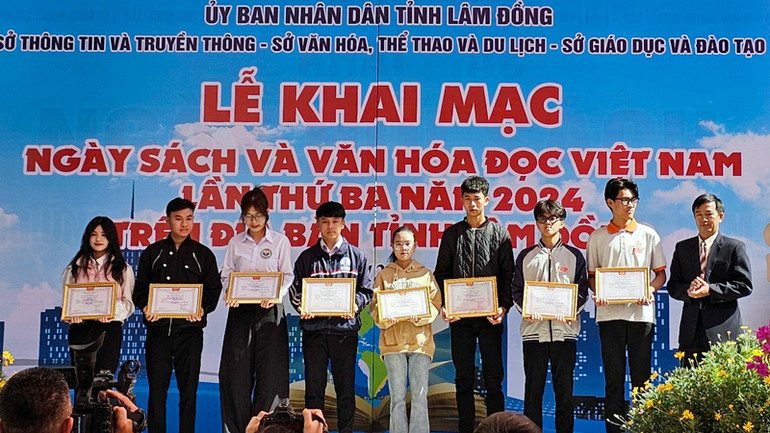 Trao giải cuộc thi “Tìm hiểu 70 năm Chiến thắng Điện Biên Phủ - Khúc ca vang mãi”.