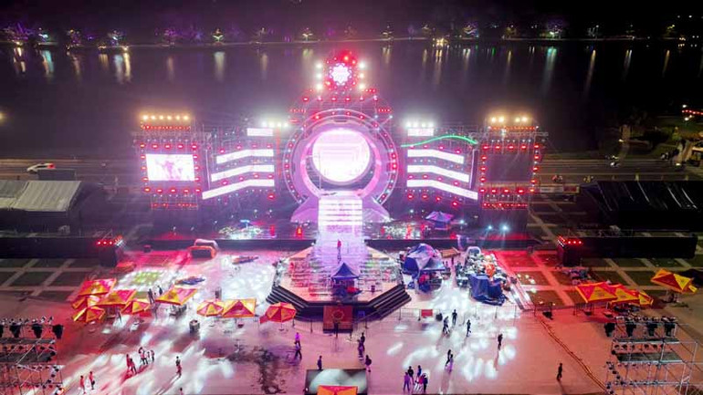 Sân khấu tại Quảng trường Lâm Viên bên hồ Xuân Hương thơ mộng thành phố Đà Lạt sẵn sàng cho 2 đêm chung kết Dalat Best Dance Crew 2023 - Hoa Sen Home International Cup.