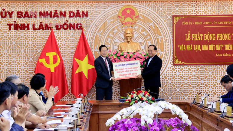 Tòa Giám mục Giáo phận Đà Lạt ủng hộ phong trào thi đua “xóa nhà tạm, nhà dột nát” cho hộ nghèo trên địa bàn tỉnh Lâm Đồng.