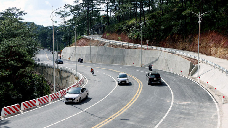 Tuyến đèo Prenn, cửa ngõ ra vào thành phố Đà Lạt đã được nâng cấp, mở rộng. Tuyến đèo Prenn, cửa ngõ ra vào thành phố Đà Lạt đã được nâng cấp, mở rộng.