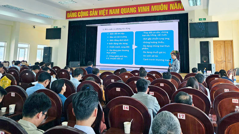 Đại biểu trình bày tham luận tại diễn đàn.