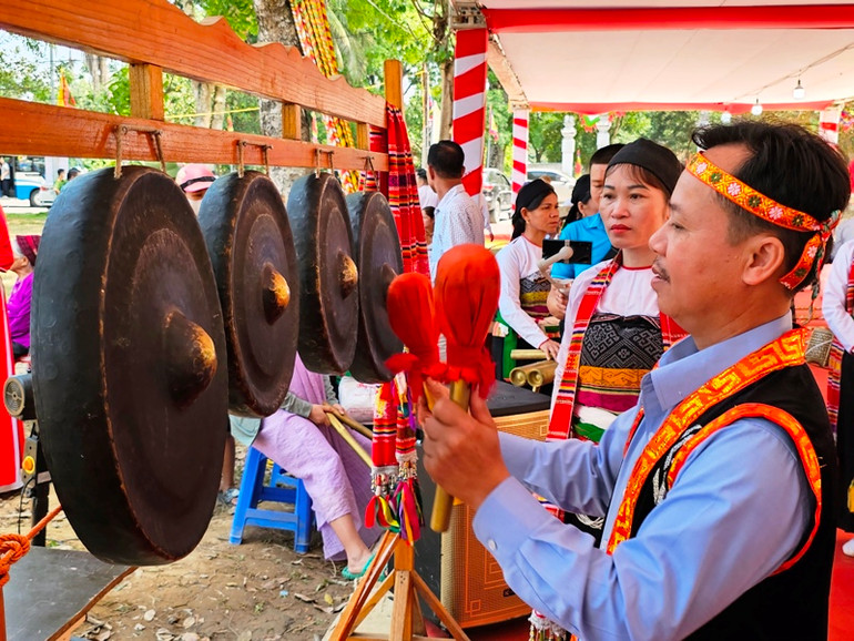 Bảo tồn, tái diễn cồng chiêng trong đồng bào Mường ở tỉnh Thanh Hóa. Bảo tồn, tái diễn cồng chiêng trong đồng bào Mường ở tỉnh Thanh Hóa.