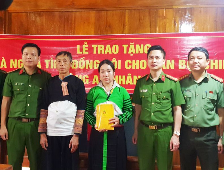 Đại diện đoàn công tác trao khoản hỗ trợ cho gia đình Đại úy Thao Văn Di