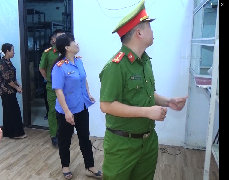 Cơ quan chức năng kiểm tra nơi ở, giả nhãn mác, chào bán sản phẩm của bị can.