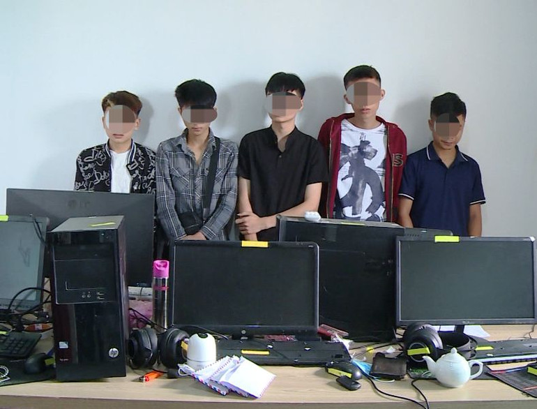 Các đối tượng lừa đảo, chiếm đoạt tài sản cùng tang vật vụ án. Các đối tượng lừa đảo, chiếm đoạt tài sản cùng tang vật vụ án.