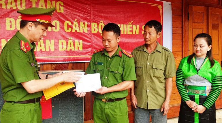 Lãnh đạo Công an tỉnh Thanh Hóa trao khoản hỗ trợ cho gia đình Trung úy Sung Văn Thái.