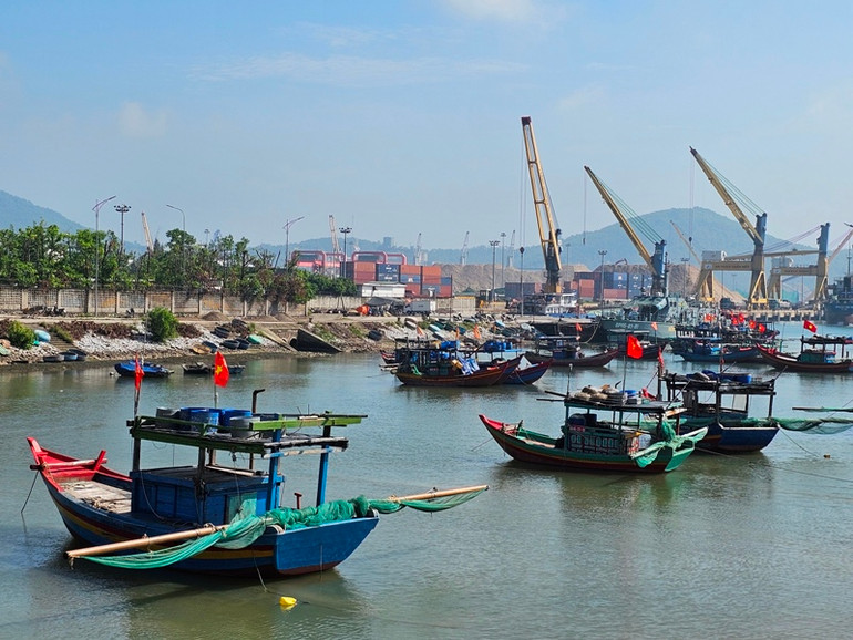 Phương tiện nghề cá của ngư dân Hải Hà neo đậu gần cầu Yên Hòa.