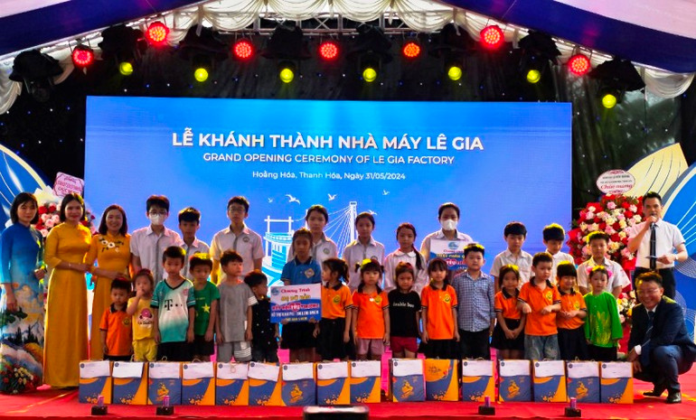 Doanh nghiệp trao tặng quà cho trẻ em.