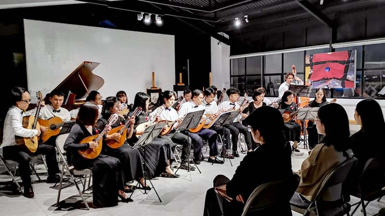 Buổi biểu diễn guitar và mandolin tại Không gian sáng tạo Phố Bên Đồi.