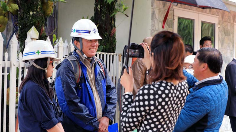 Chuyên gia trao đổi với nhà báo tại hiện trường.