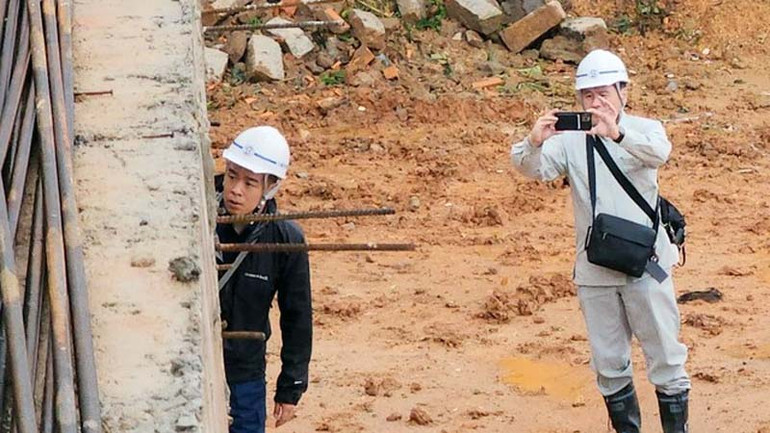 Chuyên gia khảo sát hiện trường vụ sạt lở tại phường 10, thành phố Đà Lạt.