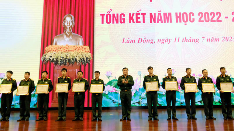 Lãnh đạo Học viện Lục quân trao bằng khen Bộ trưởng Quốc phòng tặng các cá nhân.