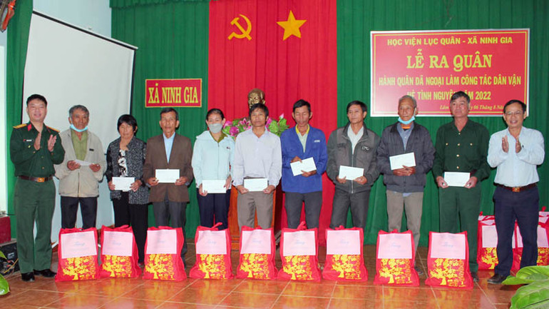 Học viện Lục quân tặng quà các gia đình chính sách trong đợt hành quân dã ngoại làm công tác dân vận tại xã Ninh Gia, huyện Đức Trọng, Lâm Đồng.