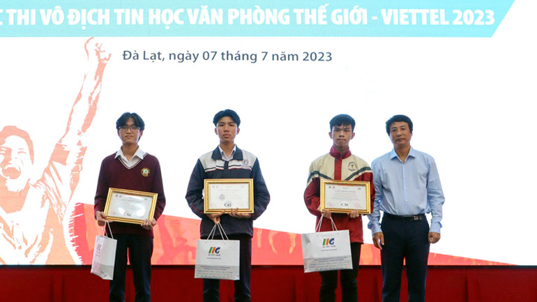 Ban tổ chức trao giải cho các thí sinh đạt giải tại Vòng chung kết quốc gia Cuộc thi vô địch Tin học văn phòng thế giới - Viettel 2023.
