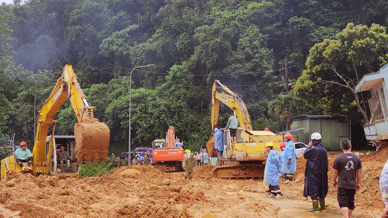 Lực lượng chức năng triển khai công tác cứu hộ, cứu nạn.