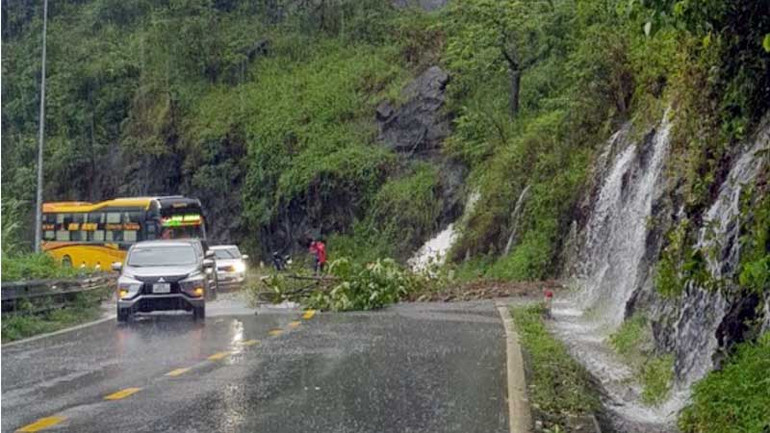 Sạt lở trên đèo Bảo Lộc khiến giao thông ách tắc.