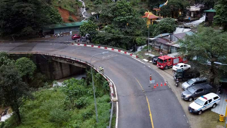 Tạm thời đóng đèo Bảo Lộc để xử lý hiện trường sạt lở.