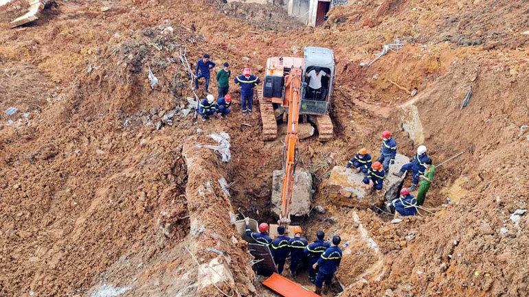 Lực lượng Công an tại hiện trường vụ sạt lở nghiêm trọng ở hẻm 36 Hoàng Hoa Thám, phường 10, thành phố Đà Lạt.