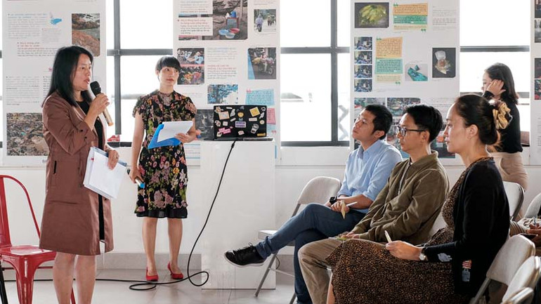 Lãnh đạo Ủy ban nhân dân thành phố Đà Lạt trình bày ý kiến tại phiên thảo luận mở.