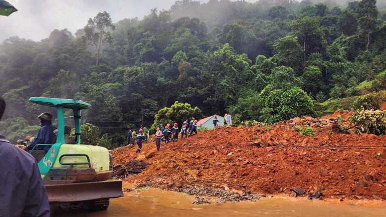 Lực lượng chức năng triển khai công tác cứu hộ.