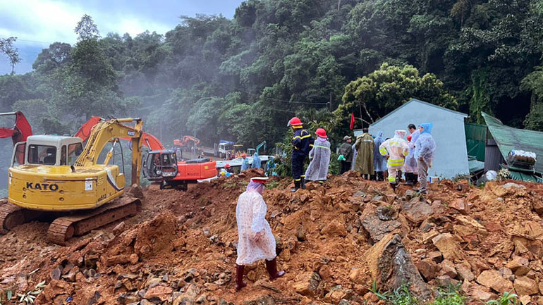 Triển khai công tác khắc phục hậu quả vụ sạt lở đất trên đèo Bảo Lộc.