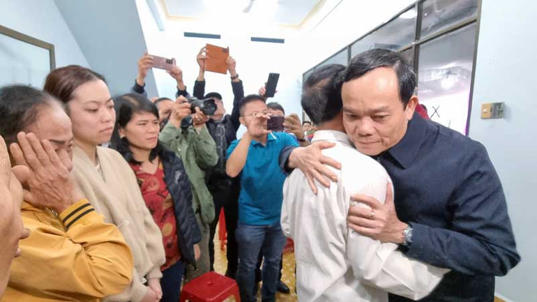 Phó Thủ tướng Trần Lưu Quang chia buồn cùng gia đình Đại úy Lê Ánh Sáng.