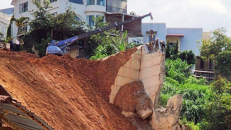 Xử lý bờ ta-luy xảy ra sự cố tại phường 10, thành phố Đà Lạt.