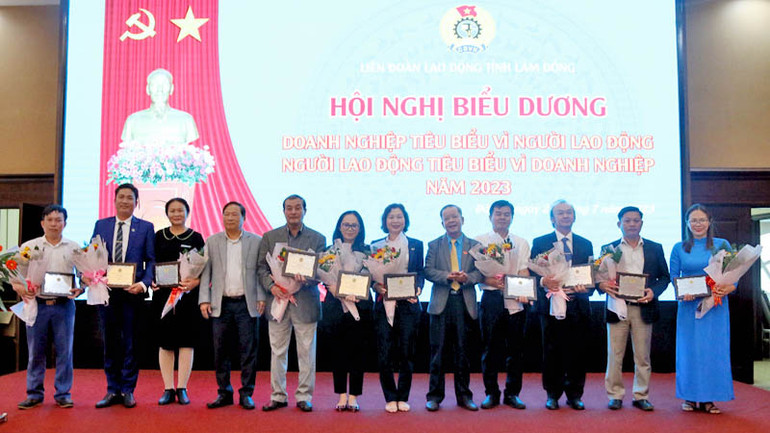 Ban tổ chức biểu dương các doanh nghiệp tiêu biểu vì người lao động.