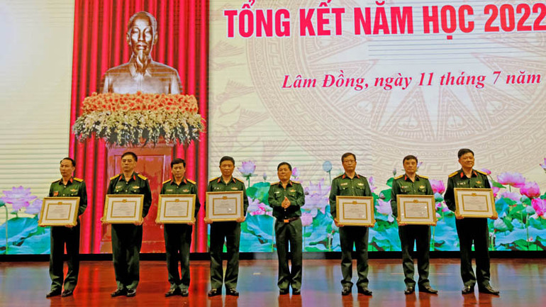 Lãnh đạo Học viện Lục quân tặng giấy khen cho các tập thể.