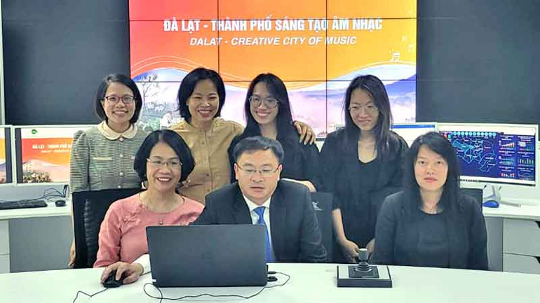 Lãnh đạo thành phố bấm nút gửi hồ sơ đăng ký Đà Lạt gia nhập UCCN.