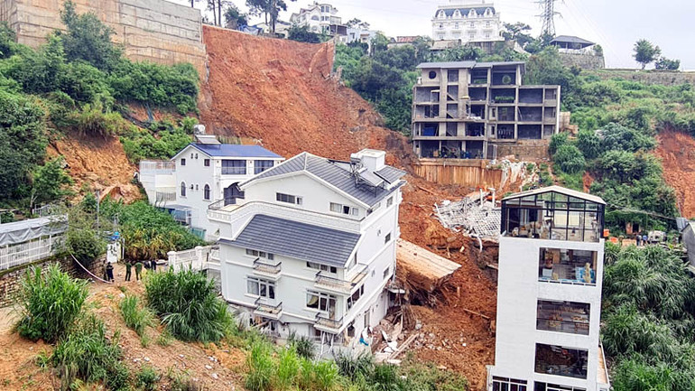 Vụ sạt lở làm 2 người chết, 5 người bị thương, ảnh hưởng lớn đến tài sản người dân.