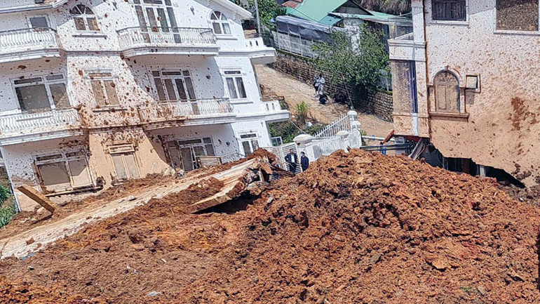 Sự cố sạt lở gây thiệt hại về người và nhiều ngôi nhà trong khu vực.