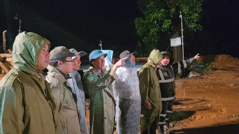 Các đồng chí lãnh đạo tỉnh Lâm Đồng chỉ đạo công tác cứu hộ, cứu nạn tại hiện trường.