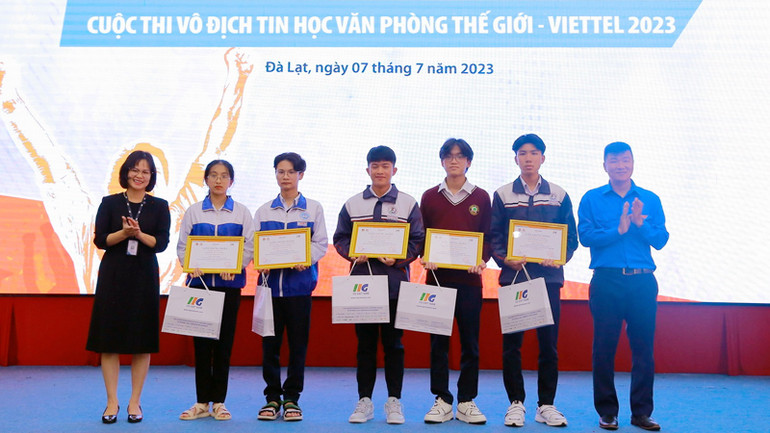 Trao giải cho các thí sinh đạt giải nhất khu vực Tây Nguyên.