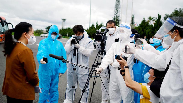 Các phóng viên tác nghiệp trong mùa dịch Covid-19 tại Lâm Đồng.