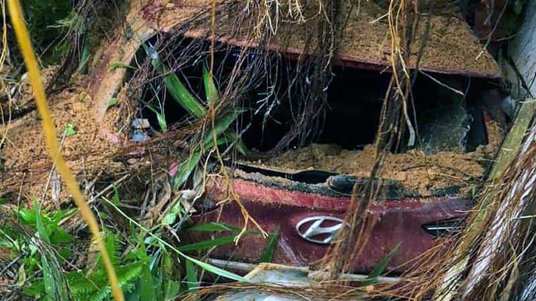 Ô-tô con tại Trạm Cảnh sát giao thông Madaguôi bị vùi lấp. Ô-tô con tại Trạm Cảnh sát giao thông Madaguôi bị vùi lấp.