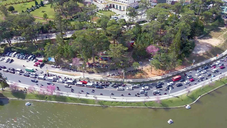 Cung đường vào trung tâm thành phố Đà Lạt mùa du lịch.